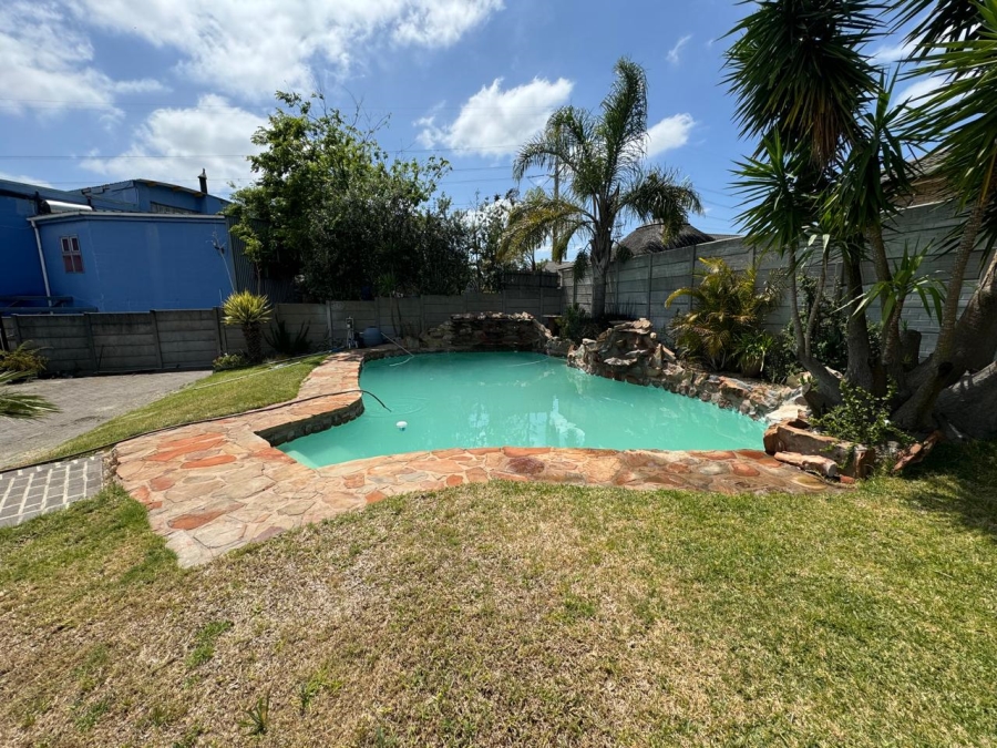 To Let 4 Bedroom Property for Rent in Rouxville Western Cape